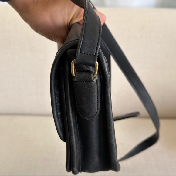 Vintage black leather Coach shoulder bag. - Picture 7 of 11